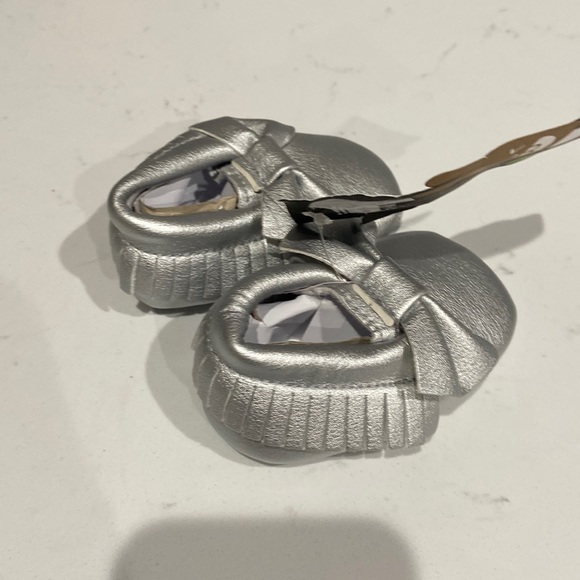 Romirus baby shoes Baby Moccasins bows and fringe NWT silver 0-6 months size 1 - Picture 3 of 8
